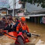 Rumah Hampir Tenggelam, Warga Kalibata Minta Tolong Brimob Polda Evakuasi