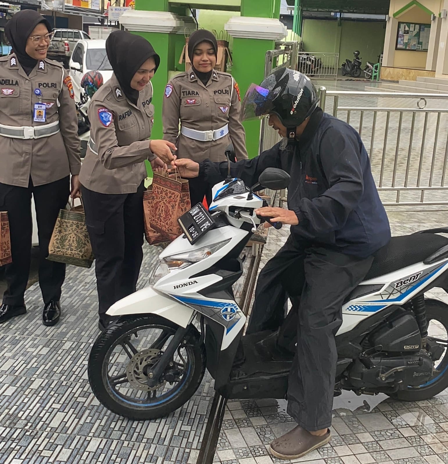  Ditlantas Polda Babel Bagikan 100 Paket Takjil Berbuka Puasa, Sasar Jamaah Masjid Hingga Pengendara