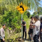 Cegah Kecelakaan, Polres Bangka Selatan Pasang Rambu di Titik Rawan Laka