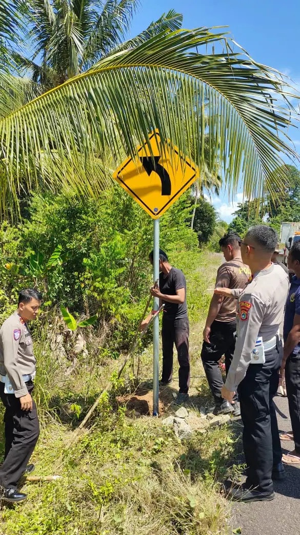  Cegah Kecelakaan, Polres Bangka Selatan Pasang Rambu di Titik Rawan Laka