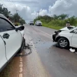 Jalan Licin Airgegas: Dua Mobil Adu Kambing